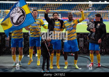 Braunschweig, Deutschland. 16. September 2022. Fußball: 2. Bundesliga, Eintracht Braunschweig - Karlsruher SC, Matchday 9, Eintracht-Stadion. Braunschweigs Spieler jubeln nach dem Schlusspfiff. Quelle: Swen Pförtner/dpa - WICHTIGER HINWEIS: Gemäß den Anforderungen der DFL Deutsche Fußball Liga und des DFB Deutscher Fußball-Bund ist es untersagt, im Stadion und/oder vom Spiel aufgenommene Fotos in Form von Sequenzbildern und/oder videoähnlichen Fotoserien zu verwenden oder zu verwenden./dpa/Alamy Live News Stockfoto