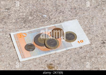 Banknoten und Münzen der konvertierbaren Marke Bosnien und Herzegowina (konvertibilna marka). Stockfoto