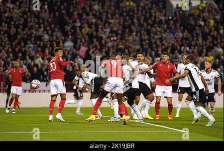 Taiwo Awoniyi (Mitte) von Nottingham Forest erzielt beim Premier League-Spiel auf dem City Ground, Nottingham, das erste Tor ihrer Spielseite. Bilddatum: Freitag, 16. September 2022. Stockfoto