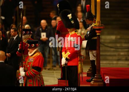 Die Prinzessin Royal hält eine Mahnwache zusammen mit König Charles III, dem Herzog von York und dem Grafen von Wessex neben dem Sarg ihrer Mutter, Königin Elizabeth II., da er im Zustand auf der Katafalque in der Westminster Hall, im Palace of Westminster, London, liegt. Bilddatum: Freitag, 16. September 2022. Stockfoto