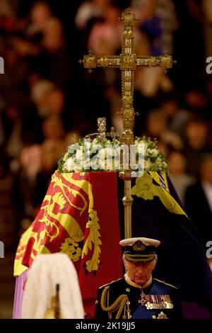 König Karl III. Hält eine Mahnwache zusammen mit der Prinzessin Royal, dem Herzog von York und dem Grafen von Wessex neben dem Sarg ihrer Mutter, Königin Elizabeth II., wie er im Zustand auf der Katafalque in der Westminster Hall, im Palace of Westminster, London liegt. Bilddatum: Freitag, 16. September 2022. Stockfoto