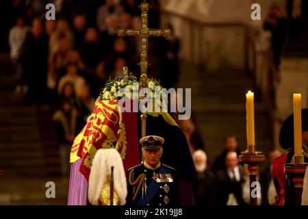 König Karl III. Hält eine Mahnwache zusammen mit der Prinzessin Royal, dem Herzog von York und dem Grafen von Wessex neben dem Sarg ihrer Mutter, Königin Elizabeth II., wie er im Zustand auf der Katafalque in der Westminster Hall, im Palace of Westminster, London liegt. Bilddatum: Freitag, 16. September 2022. Stockfoto