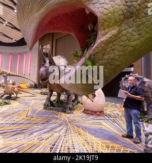 Detroit, Michigan, USA. 15. September 2022. Arbeiter von Ultimate Fun Productions bereiten Dinosaurier vor, die während der Detroit Auto Show gezeigt werden. Kredit: Jim West/Alamy Live Nachrichten Stockfoto