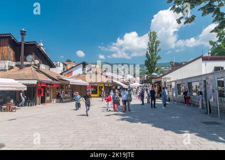 Sarajevo, Bosnien und Herzegowina - 3. Juni 2022: Bascarsija der alte Basar von Sarajevo und das historische und kulturelle Zentrum der Stadt. Stockfoto