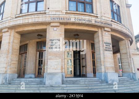 Bratislava, Slowakei - 31. Mai 2022: Comenius-Universität in Bratislava, Fakultät für Recht und Philosophie. Stockfoto