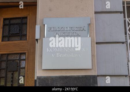 Bratislava, Slowakei - 31. Mai 2022: Emblem der Comenius-Universität in Bratislava an der Philosophischen Fakultät. Stockfoto