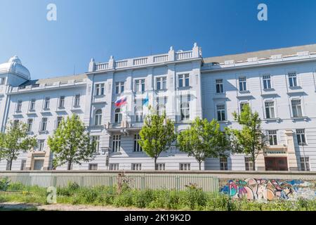 Bratislava, Slowakei - 31. Mai 2022: Philosophische Fakultät der Comenius-Universität in Bratislava. Stockfoto