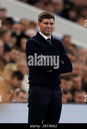 Birmingham, Großbritannien. 16.. September 2022. Steven Gerrard, Manager von Aston Villa, schaut während des Premier League-Spiels in Villa Park, Birmingham, auf. Bildnachweis sollte lauten: Andrew Yates / Sportimage Kredit: Sportimage/Alamy Live Nachrichten Kredit: Sportimage/Alamy Live Nachrichten Stockfoto