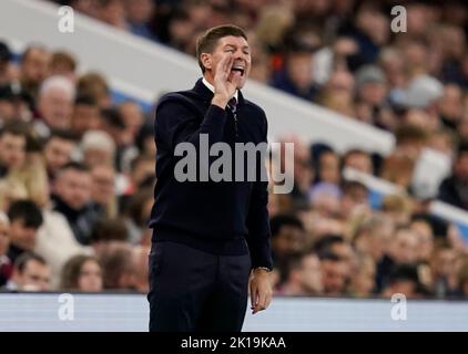 Birmingham, Großbritannien. 16.. September 2022. Steven Gerrard, der Manager von Aston Villa, weist seine Spieler während des Spiels der Premier League in Villa Park, Birmingham, an. Bildnachweis sollte lauten: Andrew Yates / Sportimage Kredit: Sportimage/Alamy Live Nachrichten Kredit: Sportimage/Alamy Live Nachrichten Stockfoto