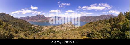 Schöne Luftpanorama von Bellagio und Comer See geteilt in zwei Zweige von der Drohne - berühmte touristische italienische Stadt entlang des Comer Sees. Stockfoto