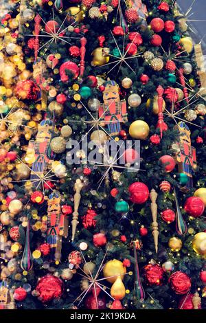 Weihnachts-Souvenirs und Spielzeug für die Dekoration zum Verkauf im Supermarkt vorbereitet. Vielfältige farbenfrohe Dekoration im Einkaufszentrum. Neujahr. Stockfoto