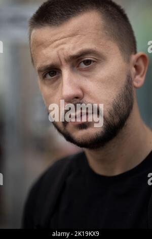 Porträt eines traurigen jungen erwachsenen kaukasischen Mannes Stockfoto