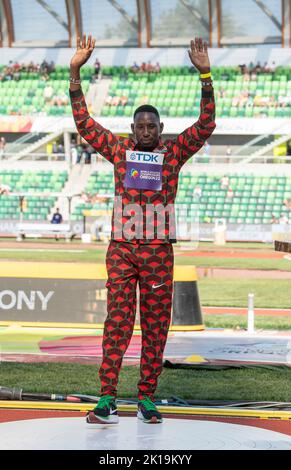 Conseslus Kipruto aus Kenia übergab die Bronzemedaille für die 3000m-Stunden-Hindernislauf der Männer bei den Leichtathletik-Weltmeisterschaften im Hayward Field, Eugene, Oregon Stockfoto