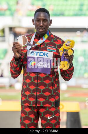 Conseslus Kipruto aus Kenia übergab die Bronzemedaille für die 3000m-Stunden-Hindernislauf der Männer bei den Leichtathletik-Weltmeisterschaften im Hayward Field, Eugene, Oregon Stockfoto