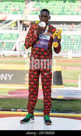 Conseslus Kipruto aus Kenia übergab die Bronzemedaille für die 3000m-Stunden-Hindernislauf der Männer bei den Leichtathletik-Weltmeisterschaften im Hayward Field, Eugene, Oregon Stockfoto