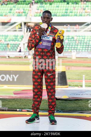 Conseslus Kipruto aus Kenia übergab die Bronzemedaille für die 3000m-Stunden-Hindernislauf der Männer bei den Leichtathletik-Weltmeisterschaften im Hayward Field, Eugene, Oregon Stockfoto