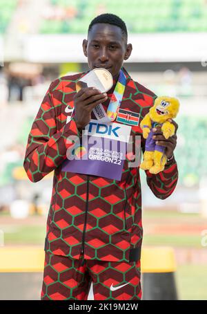 Conseslus Kipruto aus Kenia übergab die Bronzemedaille für die 3000m-Stunden-Hindernislauf der Männer bei den Leichtathletik-Weltmeisterschaften im Hayward Field, Eugene, Oregon Stockfoto