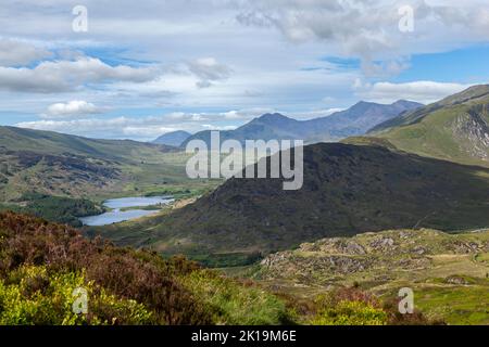 Snowdon und Llynau Mymbyr vom Gipfel des Crimpiau, Snowdonia National Park, Wales aus gesehen Stockfoto