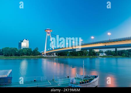 Bratislava, Slowakei - 31. Mai 2022: Die meisten SNP (Brücke des Slowakischen Nationalaufstandes) in der Abenddämmerung. Brücke SNP über die Donau. Stockfoto