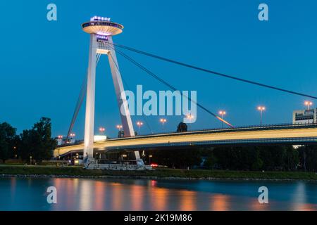 Bratislava, Slowakei - 31. Mai 2022: Blick auf die meisten SNP-Brücke in Bratislava bei Nacht. Stockfoto