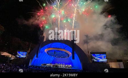 Los Angeles, USA. 15. September 2022. Ein Feuerwerk wird während des Konzerts des chinesischen Pianisten lang lang im Hollywood Bowl in Los Angeles, USA, am 15. September 2022 gezeigt. Lang lang spielte in einem Konzert am Donnerstagabend im Hollywood Bowl, einem Amphitheater in den Hollywood Hills von Los Angeles, ikonische Disney-Melodien. Kredit: Gao Shan/Xinhua/Alamy Live Nachrichten Stockfoto