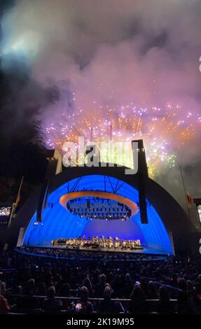 Los Angeles, USA. 15. September 2022. Ein Feuerwerk wird während des Konzerts des chinesischen Pianisten lang lang im Hollywood Bowl in Los Angeles, USA, am 15. September 2022 gezeigt. Lang lang spielte in einem Konzert am Donnerstagabend im Hollywood Bowl, einem Amphitheater in den Hollywood Hills von Los Angeles, ikonische Disney-Melodien. Kredit: Gao Shan/Xinhua/Alamy Live Nachrichten Stockfoto