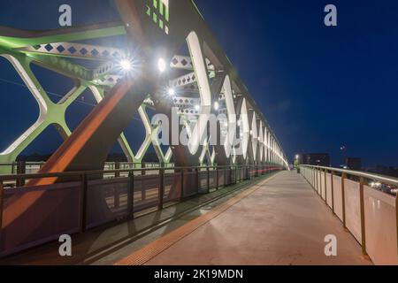 Alte Brücke über die Donau bei Nacht in Bratislava, Slowakei. Stockfoto
