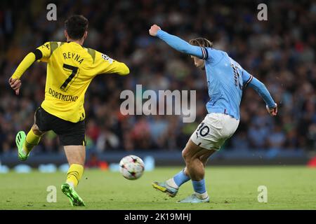 Jack Grealish von Manchester City schießt beim UEFA Champions League Group G-Spiel zwischen Manchester City und Borussia Dortmund am 14.. September 2022 im Etihad Stadium in Manchester an Borussia Dortmunds Giovanni Reyna vorbei. (Kredit: Mark Fletcher | MI News) Kredit: MI Nachrichten & Sport /Alamy Live News Stockfoto