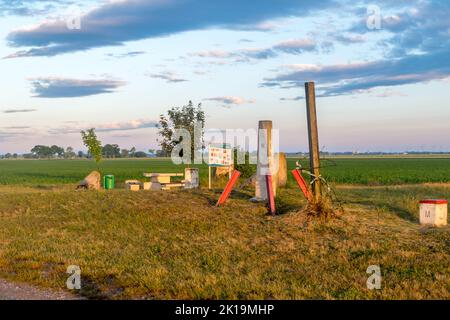 Blick vom ungarischen Standort auf den Dreipunkt von Ungarn, Österreich und der Slowakei. Trojmedzie SK und HU und AT. Grenze von drei Ländern im Schengen-Raum Europas. Stockfoto