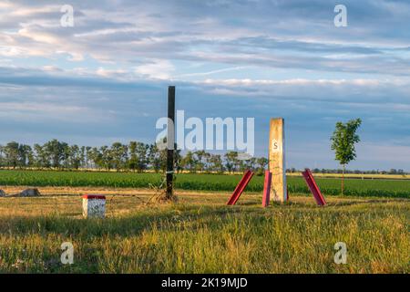 Blick von der slowakischen Seite auf den Dreipunkt von Ungarn, Österreich und der Slowakei. Trojmedzie SK und HU und AT. Grenze von drei Ländern im Schengen-Raum Europas. Stockfoto