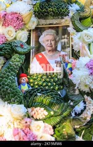 London, Großbritannien. 16. September 2022. Mitglieder der Öffentlichkeit zollen ihrer Majestät Königin Elizabeth II ihren letzten Respekt, indem sie Blumen, Karten, Spielzeug und andere kleine Ehrungen im Green Park, in der Nähe des Buckingham Palace, niederlegen. Tausende wandern um den wachsenden Standort, viele sind deutlich bewegt. Kredit: Imageplotter/Alamy Live Nachrichten Stockfoto