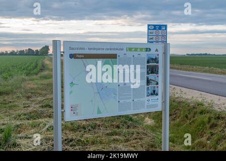 Rajka, Ungarn - 1. Juni 2022: Informationboard in der Nähe der Grenze von drei Ländern im Schengen-Raum in Europa. Grenze zwischen Ungarn, Österreich und der Slowakei. Stockfoto