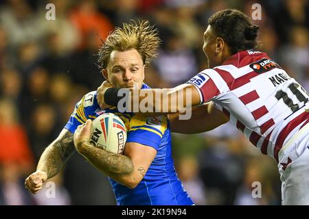 Blake Austin #6 von Leeds Rhinos wird von Patrick Mago #10 von Wigan Warriors während des Betfred Super League-Spiels Wigan Warriors gegen Leeds Rhinos im DW Stadium, Wigan, Großbritannien, 16.. September 2022 (Foto von Craig Thomas/News Images) in , am 9/16/2022. (Foto von Craig Thomas/News Images/Sipa USA) Stockfoto