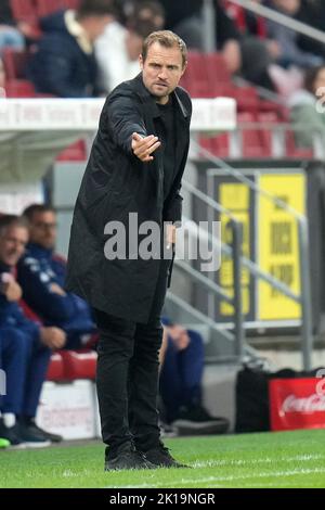 Mainz, Deutschland. 16. September 2022. Fußball: Bundesliga, FSV Mainz 05 - Hertha BSC, Matchday 7, Mewa Arena. Mainzer Coach Bo Svensson zeigt Gesten. Kredit: Thomas Frey/dpa - WICHTIGER HINWEIS: Gemäß den Anforderungen der DFL Deutsche Fußball Liga und des DFB Deutscher Fußball-Bund ist es untersagt, im Stadion und/oder vom Spiel aufgenommene Fotos in Form von Sequenzbildern und/oder videoähnlichen Fotoserien zu verwenden oder zu verwenden./dpa/Alamy Live News Stockfoto