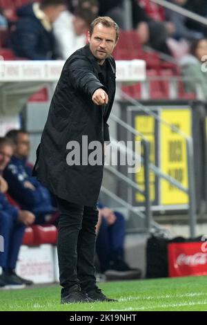 Mainz, Deutschland. 16. September 2022. Fußball: Bundesliga, FSV Mainz 05 - Hertha BSC, Matchday 7, Mewa Arena. Mainzer Coach Bo Svensson zeigt Gesten. Kredit: Thomas Frey/dpa - WICHTIGER HINWEIS: Gemäß den Anforderungen der DFL Deutsche Fußball Liga und des DFB Deutscher Fußball-Bund ist es untersagt, im Stadion und/oder vom Spiel aufgenommene Fotos in Form von Sequenzbildern und/oder videoähnlichen Fotoserien zu verwenden oder zu verwenden./dpa/Alamy Live News Stockfoto