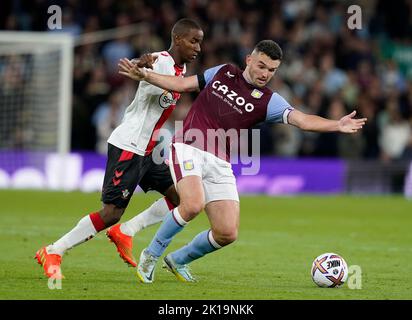 Birmingham, Großbritannien. 16.. September 2022. Ibrahima Diallo von Southampton fordert John McGinn von Aston Villa während des Spiels der Premier League im Villa Park, Birmingham, heraus. Bildnachweis sollte lauten: Andrew Yates / Sportimage Kredit: Sportimage/Alamy Live Nachrichten Kredit: Sportimage/Alamy Live Nachrichten Stockfoto