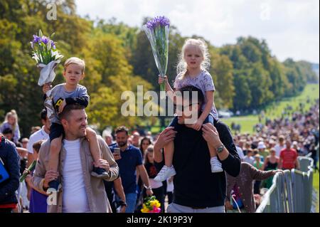 Blumen im Schloss Windsor, die als Tribut an Königin Elizabeth II. Hinterlassen wurden, die am 8.. September starb, nachdem sie über 70 Jahre lang regiert hatte. Stockfoto