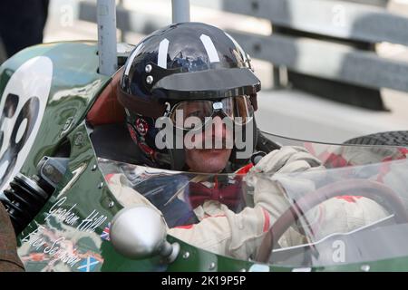 Goodwood, West Sussex, Großbritannien. 16.. September 2022. „Graham Hill“ AKA Ewen Sergeson fährt einen Lotus Climax 16 beim Goodwood Revival in Goodwood, West Sussex, Großbritannien. © Malcolm Greig/Alamy Live News Stockfoto