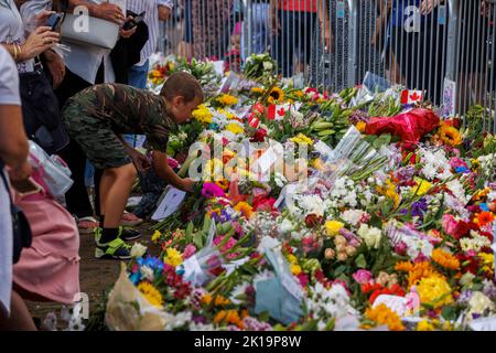 Blumen im Schloss Windsor, die als Tribut an Königin Elizabeth II. Hinterlassen wurden, die am 8.. September starb, nachdem sie über 70 Jahre lang regiert hatte. Stockfoto