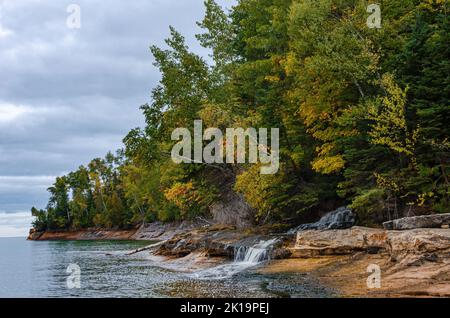 Miner's Falls stürzt in Pictured Rocks National Lakeshore in Alger County, Michigan, aus dem Wald in den Lake Superior Stockfoto