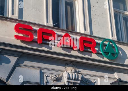 Maribor, Slowenien - 2. Juni 2022: Logo von Spar. SPAR ist ein niederländisches multinationales Unternehmen, das Branding, Lieferungen und Support-Services für unabhängige Anbieter anbietet Stockfoto