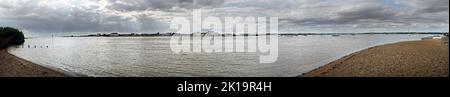 Strand in bawdsey suffolk mit Blick über den Fluss Deben zur felixstowe Fähre an trüben bewölkten Tagen Stockfoto