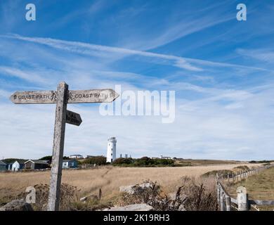 Südwestküste Coastal Path Schild & Old Lower Lighthouse in Portland Dorset England Stockfoto