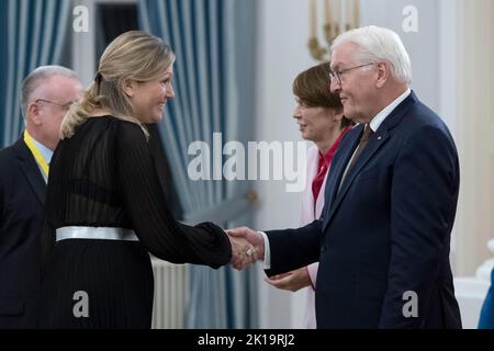 Berlin, Deutschland. 16. September 2022. Bundespräsident Frank-Walter Steinmeier (r) begrüßt den Präsidenten der französischen Nationalversammlung, Yaël Braun-Pivet, zum Empfang eines Abendessens von G7 Parlamentspräsidenten im Schloss Bellevue. Quelle: Christophe Gateau/dpa/Alamy Live News Stockfoto