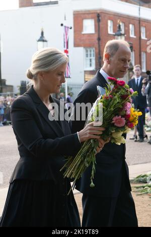 Windsor, Großbritannien. 16.. September 2022. Die Massen waren begeistert, den Earl and Gräfin von Wessex heute zu sehen, als sie zu dem langen Spaziergang vor Windsor Castle kamen, um Trauernde zu treffen und sich die floralen Ehrungen und Botschaften anzusehen, die nach dem traurigen Tod Ihrer Majestät der Königin hinterlassen wurden. Sophie, Gräfin von Wessex, platzierte Blumen, die ihr von den Verehrern mit den vielen anderen Blumen-Tributen geschenkt wurden. Quelle: Maureen McLean/Alamy Live News Stockfoto