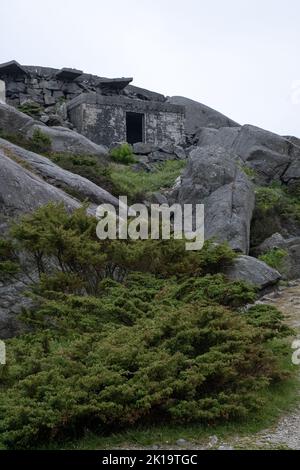 Skudeneshavn, Norwegen - 8. Juni 2022: Die Festung Syreneset ist eine deutsche Küstenfestung aus dem Zweiten Weltkrieg bei Syre auf Karmoy. Es wurde mit fünf 12 ausgestattet Stockfoto