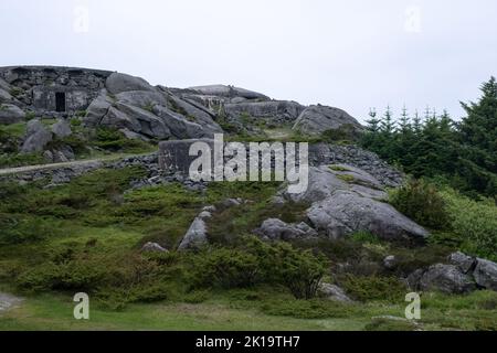 Skudeneshavn, Norwegen - 8. Juni 2022: Die Festung Syreneset ist eine deutsche Küstenfestung aus dem Zweiten Weltkrieg bei Syre auf Karmoy. Es wurde mit fünf 12 ausgestattet Stockfoto