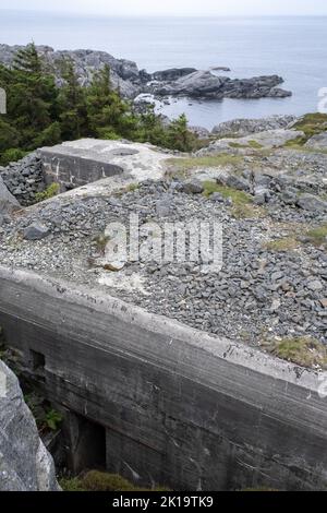 Skudeneshavn, Norwegen - 8. Juni 2022: Die Festung Syreneset ist eine deutsche Küstenfestung aus dem Zweiten Weltkrieg bei Syre auf Karmoy. Es wurde mit fünf 12 ausgestattet Stockfoto