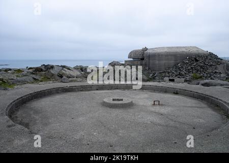 Skudeneshavn, Norwegen - 8. Juni 2022: Die Festung Syreneset ist eine deutsche Küstenfestung aus dem Zweiten Weltkrieg bei Syre auf Karmoy. Es wurde mit fünf 12 ausgestattet Stockfoto