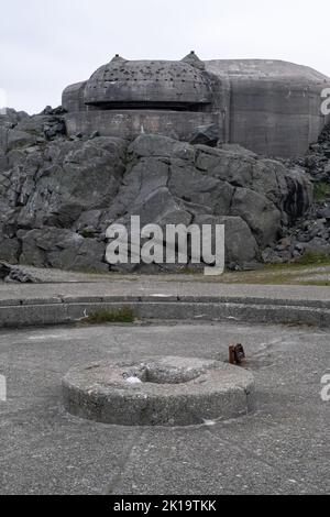 Skudeneshavn, Norwegen - 8. Juni 2022: Die Festung Syreneset ist eine deutsche Küstenfestung aus dem Zweiten Weltkrieg bei Syre auf Karmoy. Es wurde mit fünf 12 ausgestattet Stockfoto